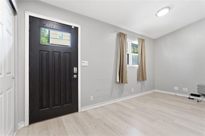 136 Varney St — photo 4