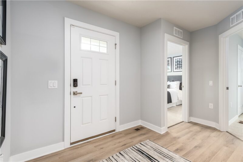 467 Clubhouse Drive — photo 2