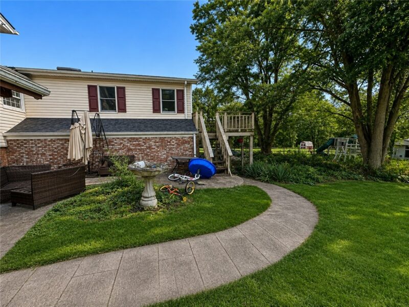 130 Maplehurst Dr — photo 4