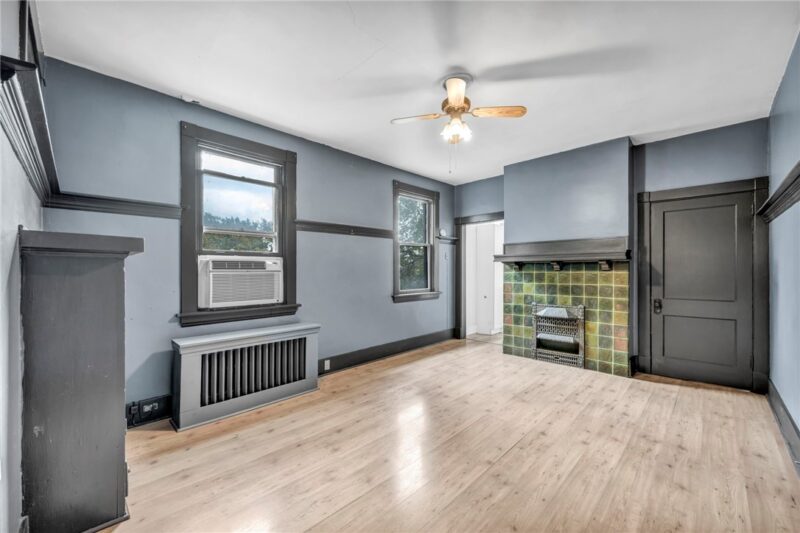 1048 Mirror St — photo 3