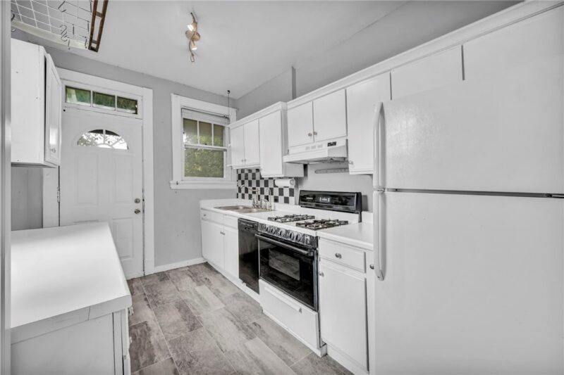 1048 Mirror St — photo 8