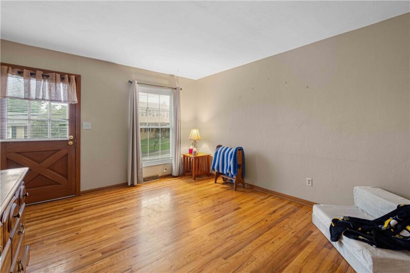 1525 Leona Ave — photo 6
