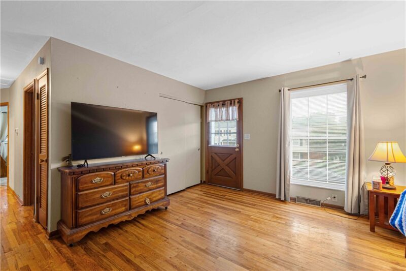1525 Leona Ave — photo 7