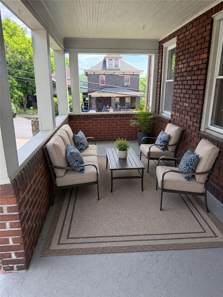 550 Maple St — photo 2