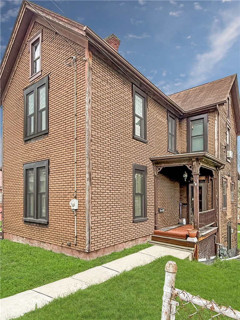112 E College St — photo 1