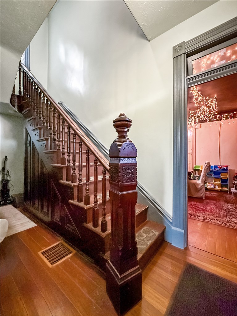 112 E College St — photo 4