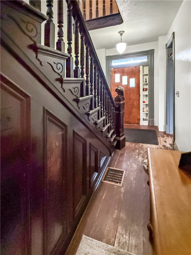 112 E College St — photo 5