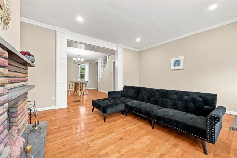 1820 Sarah St — photo 2