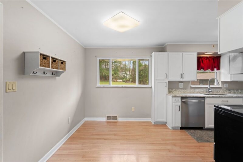 182 Chapel Dr — photo 3