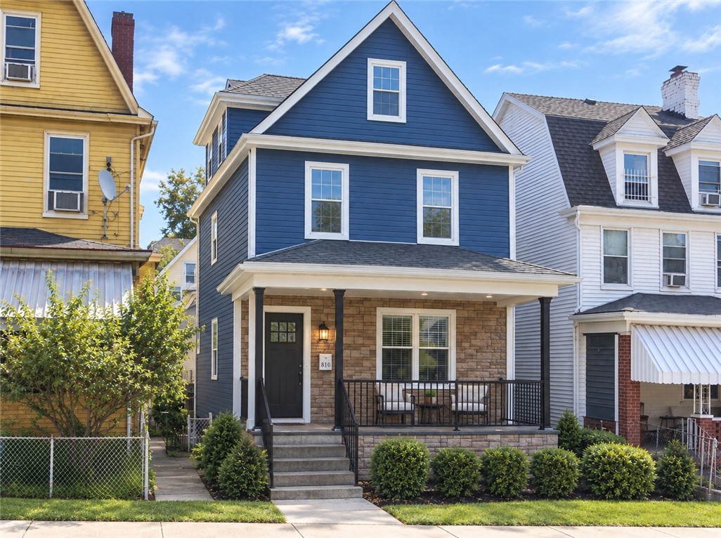 210 Robinson St — photo 1