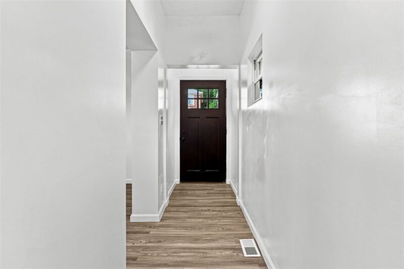 210 Robinson St — photo 2