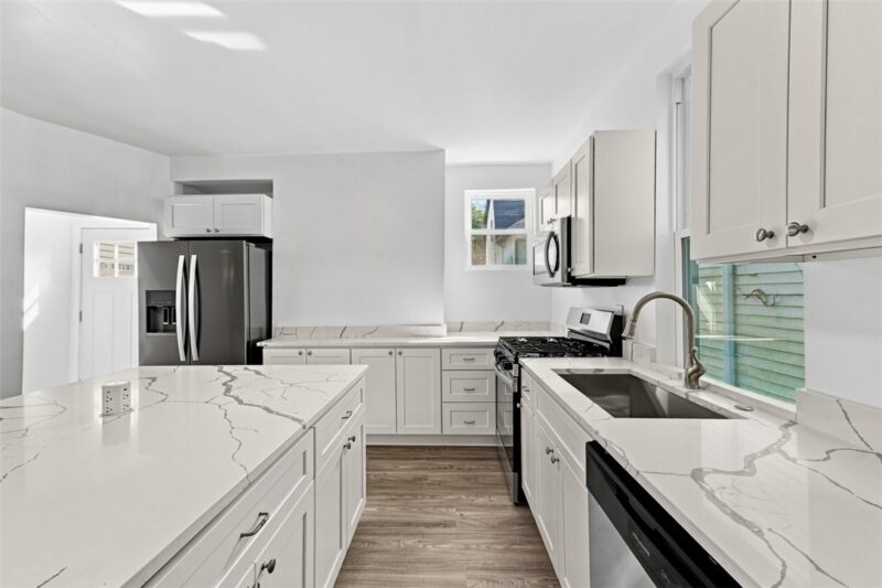 210 Robinson St — photo 3