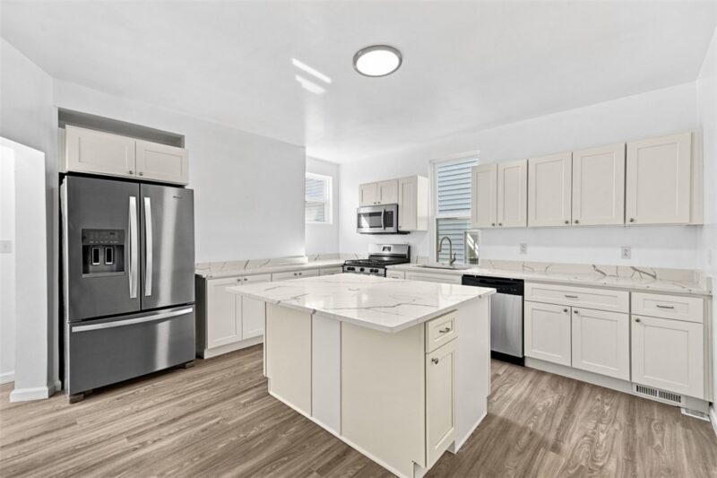 210 Robinson St — photo 4