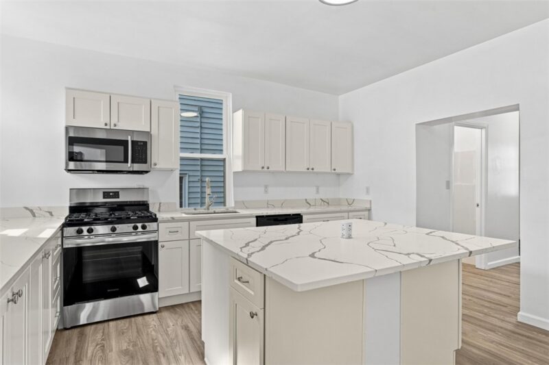 210 Robinson St — photo 5