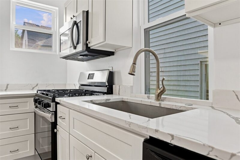 210 Robinson St — photo 6