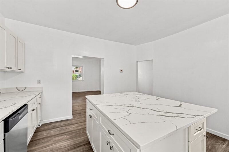 210 Robinson St — photo 7