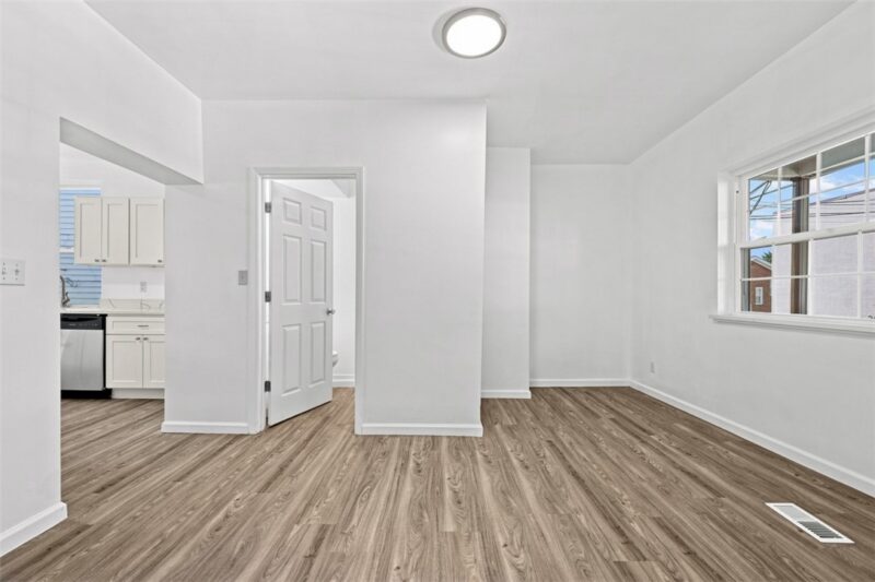 210 Robinson St — photo 8