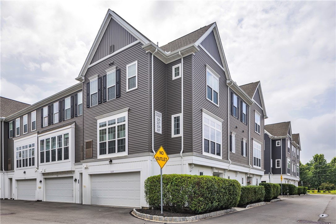 325 Parade St — photo 1