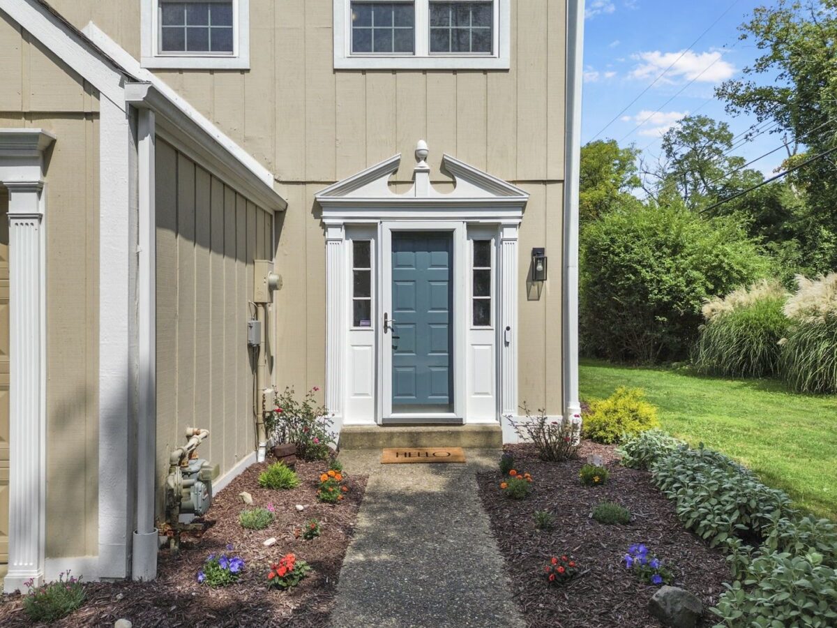 70 New London Lane — photo 1