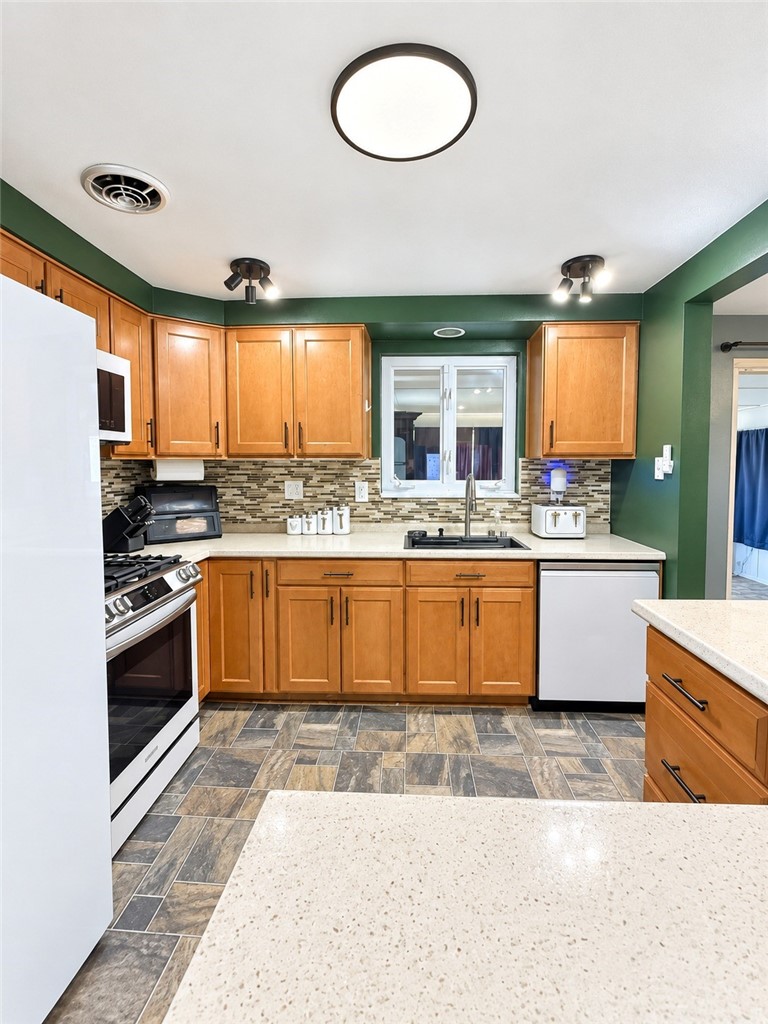 270 Castle Dr — photo 4