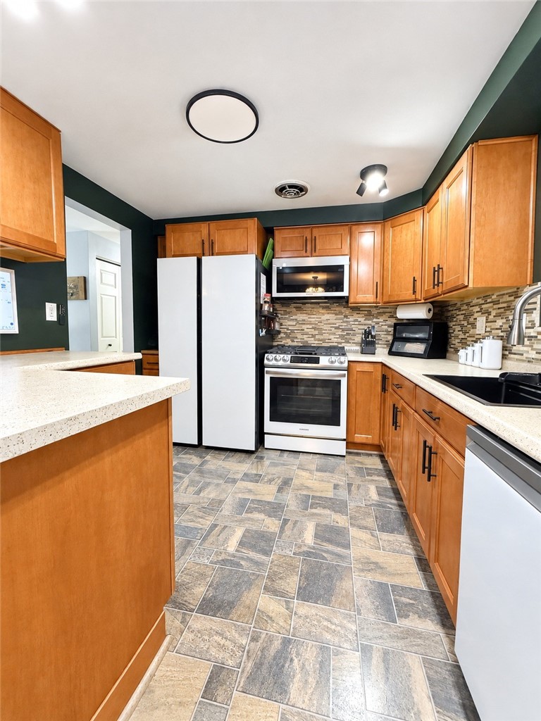 270 Castle Dr — photo 5