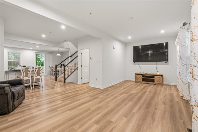 111 Sweetwater Drive — photo 3