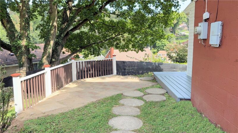 707 Riehl Dr — photo 4