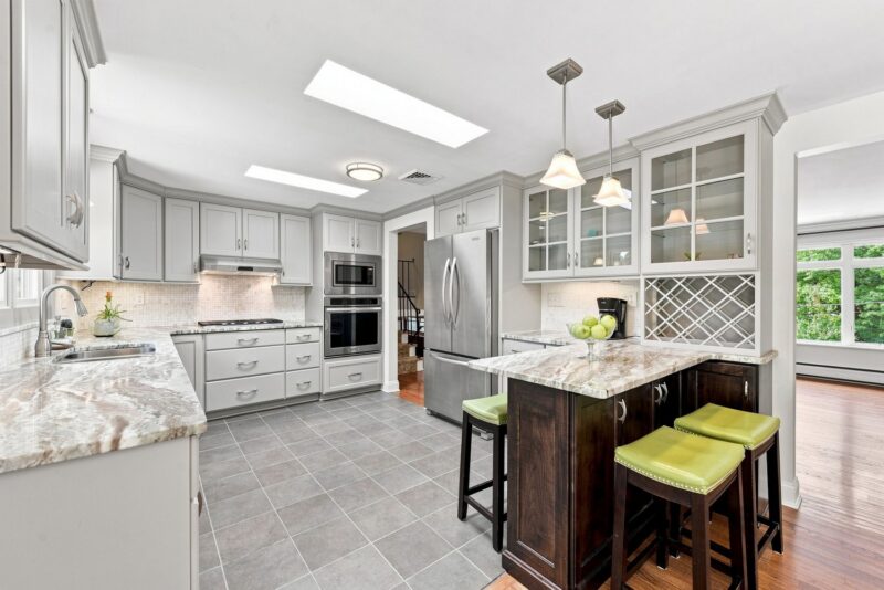 144 Sunridge DRIVE — photo 8