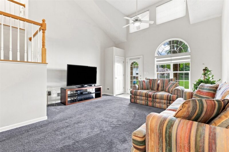 540 Newport Dr — photo 3