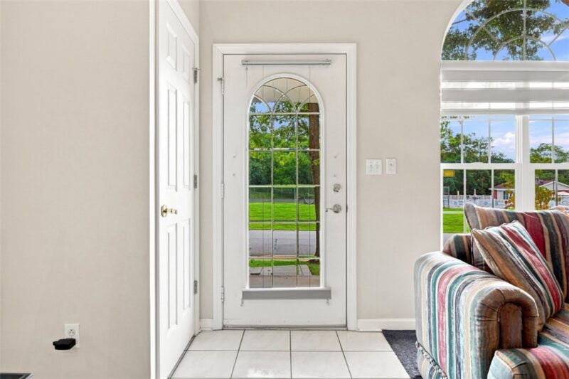 540 Newport Dr — photo 5