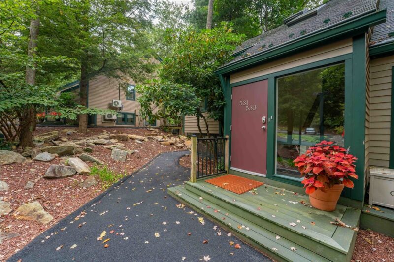 531-533 Laurel Pond — photo 3