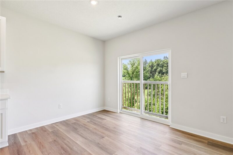 393 Leslie Farms Drive — photo 2
