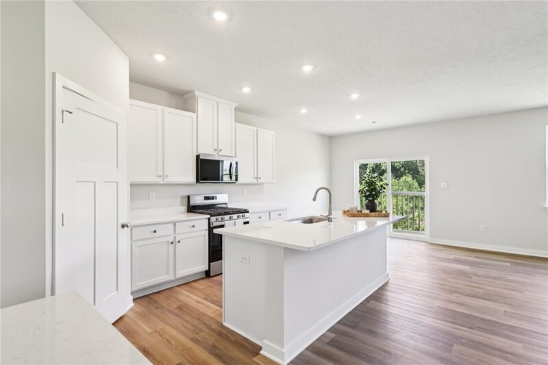 393 Leslie Farms Drive — photo 4
