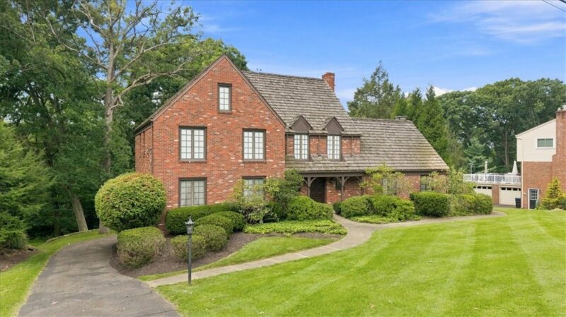 1048 Center Oak Dr — photo 2