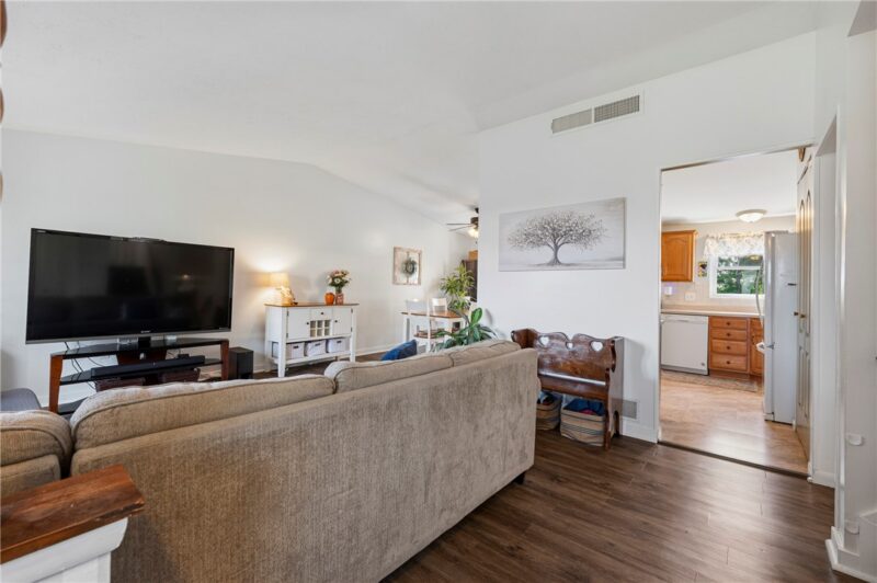 217 Scottsdale Dr — photo 2