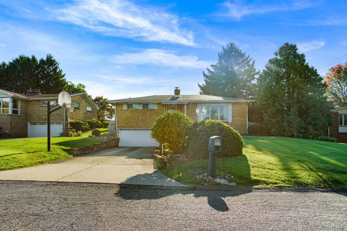 211 Halsey DRIVE — photo 1