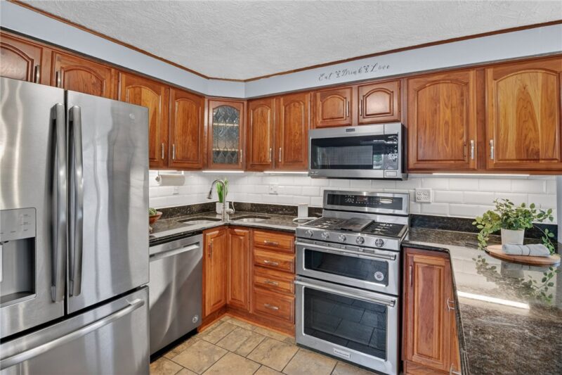 3360 MCROBERTS RD — photo 3