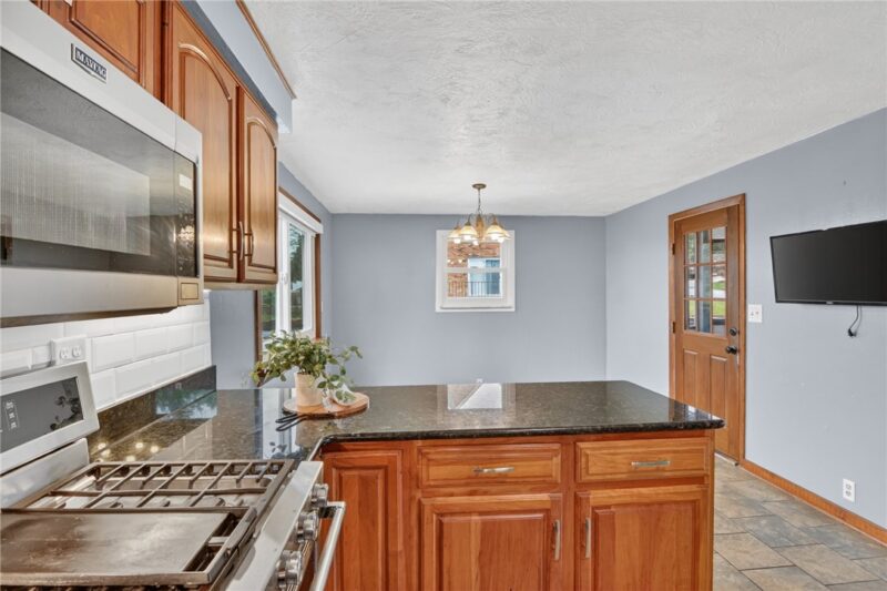 3360 MCROBERTS RD — photo 5