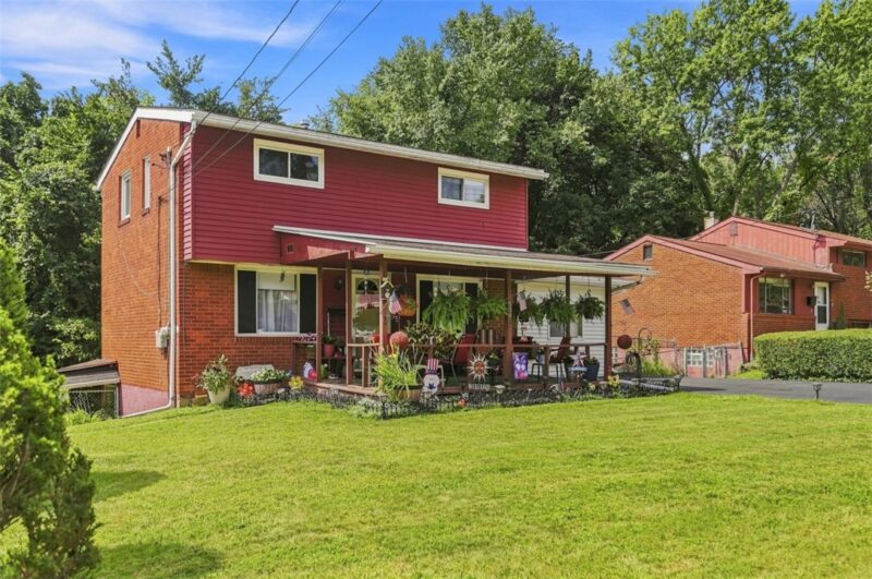 576 Firethorne Dr — photo 2
