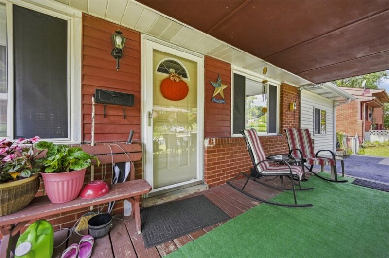 576 Firethorne Dr — photo 4