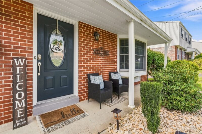 137 Windsor Dr — photo 2