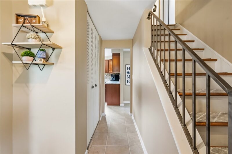137 Windsor Dr — photo 3