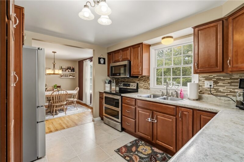 137 Windsor Dr — photo 4