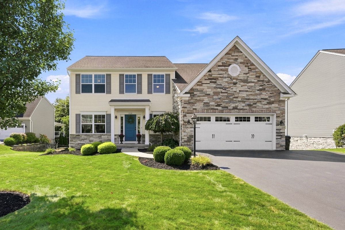 219 Buckingham DRIVE — photo 1