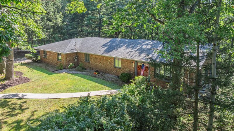 261 Geneva Dr — photo 2
