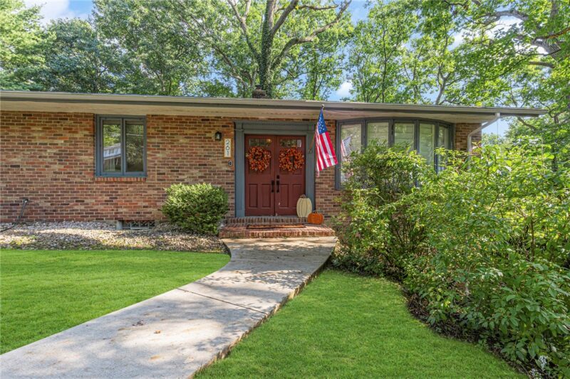 261 Geneva Dr — photo 3