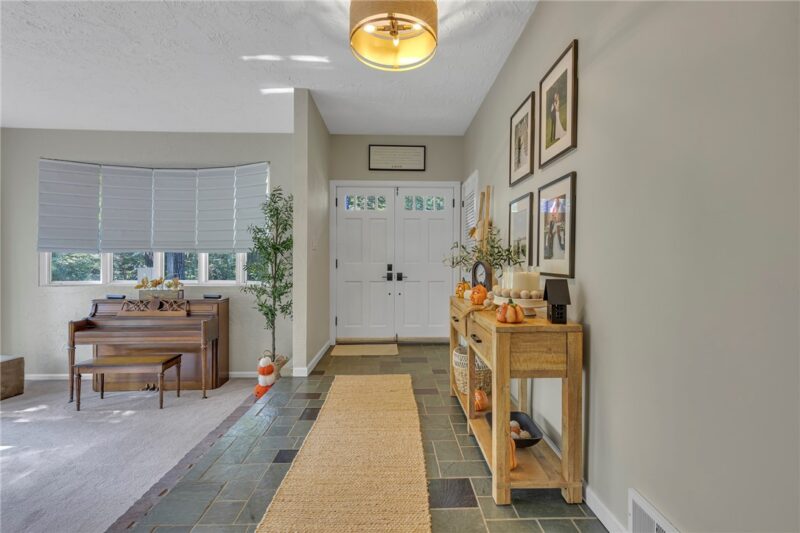 261 Geneva Dr — photo 8