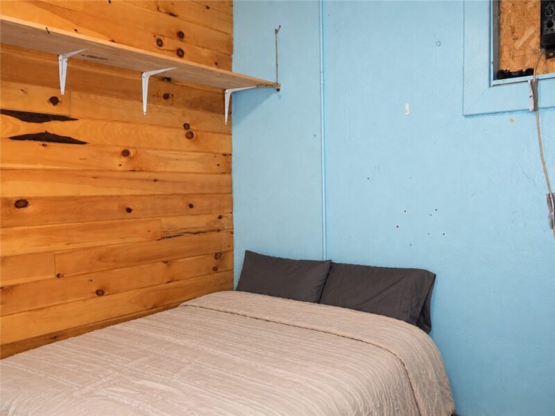 579 Kendall — photo 5