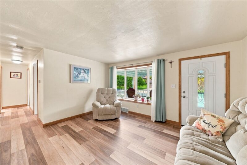 402 Hochberg Rd — photo 3