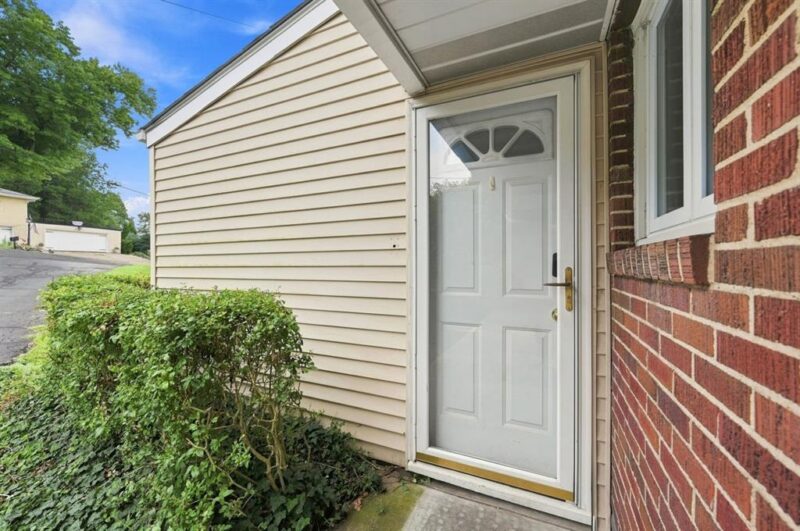 675 Meadow LANE — photo 3